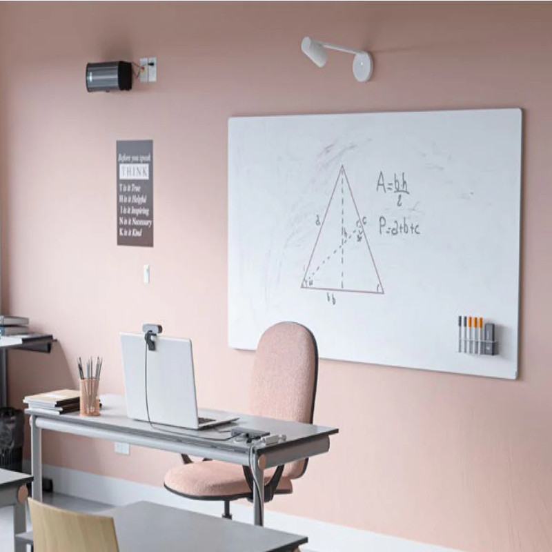 Design minimalista e elegante da câmera Logitech Scribe na cor branca