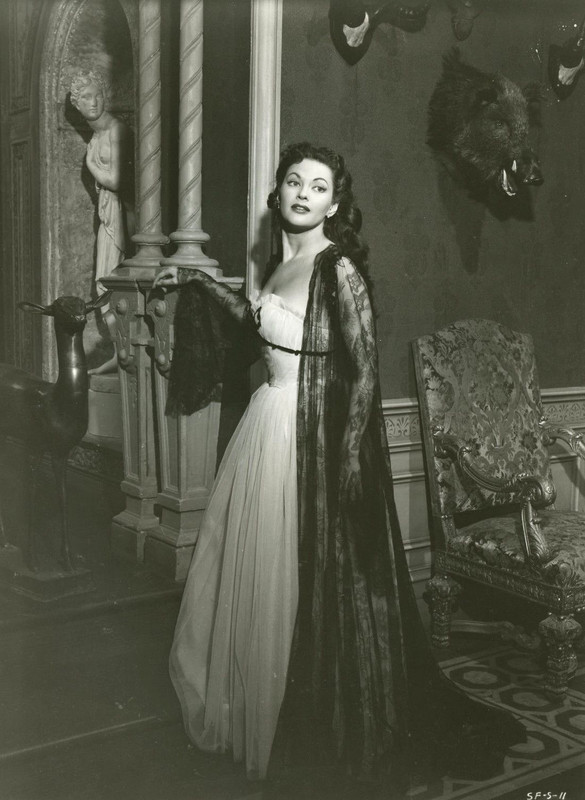 Yvonne_De_Carlo_c71
