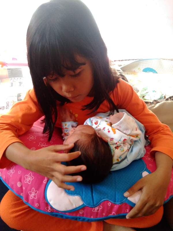 06 Shafa adores her sister, pic 04 (at home)