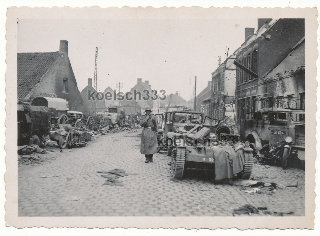 Foto Kradmelder zwischen französischen Fahrzeug 