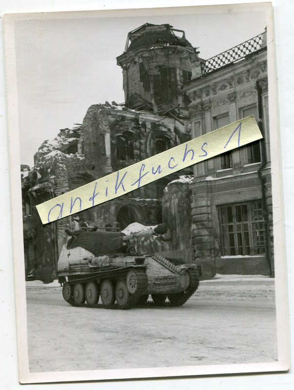 Deutsche Panzerjäger-Selbstfahrlafette Marder III in zerstörter Stadt 1944
