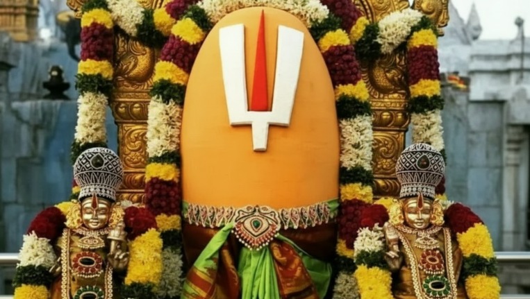 The most sought-after offerings are the Simhachalam Laddu and the iconic Pulihora (Tamarind Rice).
