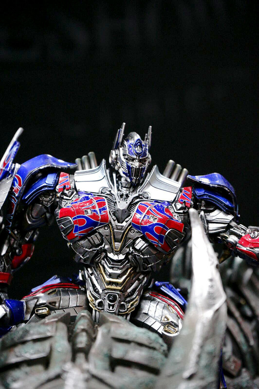 SDCC-2014-Sideshow-Transformers-Optimus-and-Grim