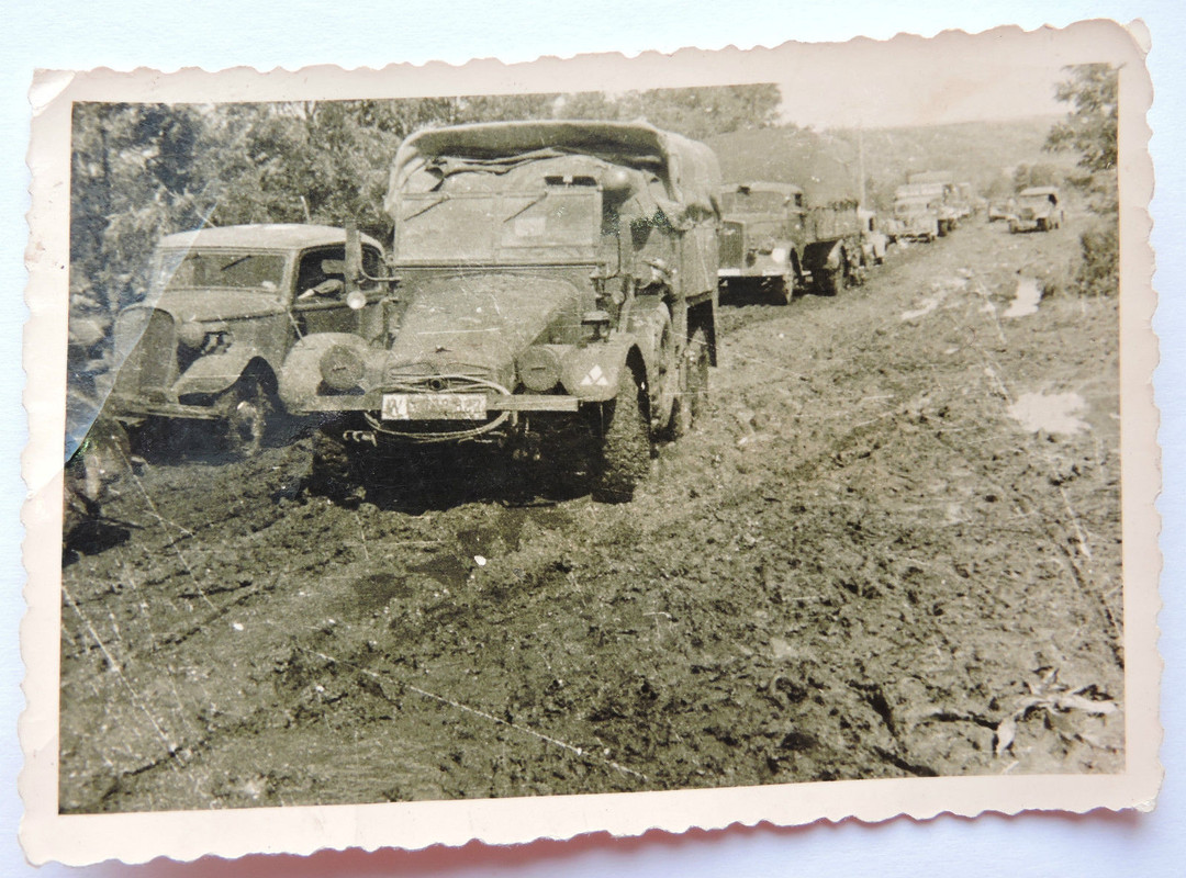 Foto 2. WK Konvoi von Militärfahrzeugen