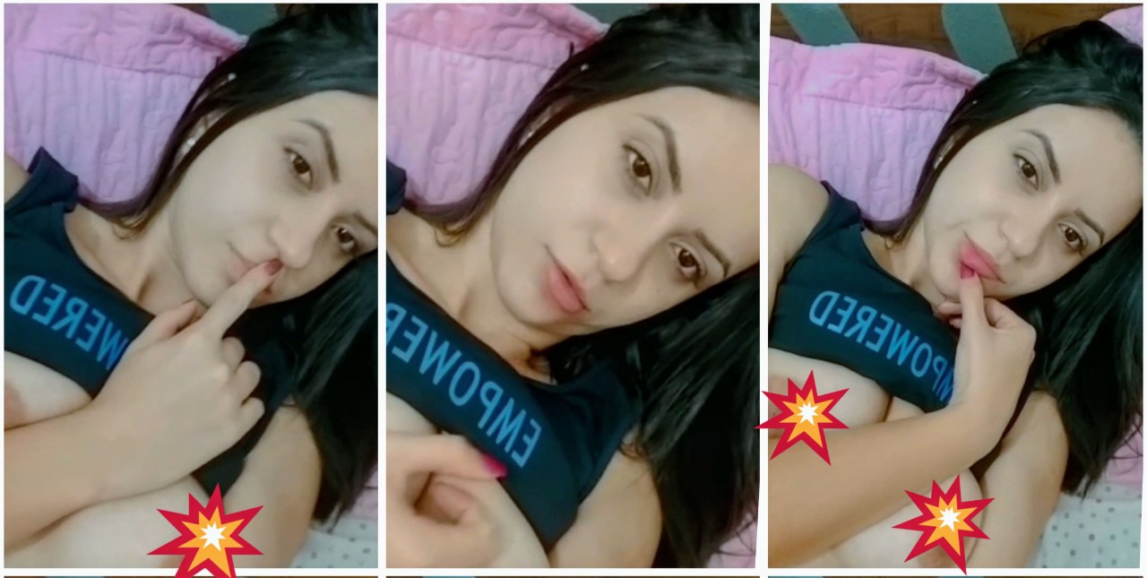 Desi girl showing her boob closeup