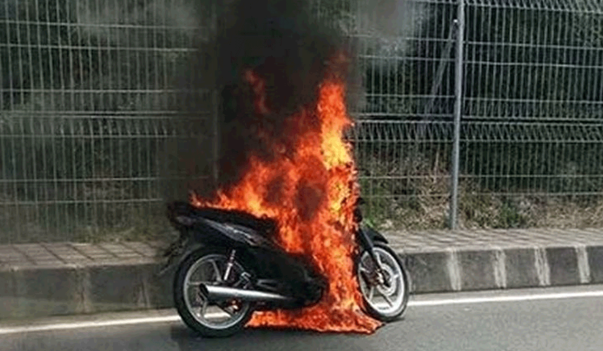 Viral Motor Terbakar di Pedurungan Semarang, Pengendara Selamat Tanpa Luka