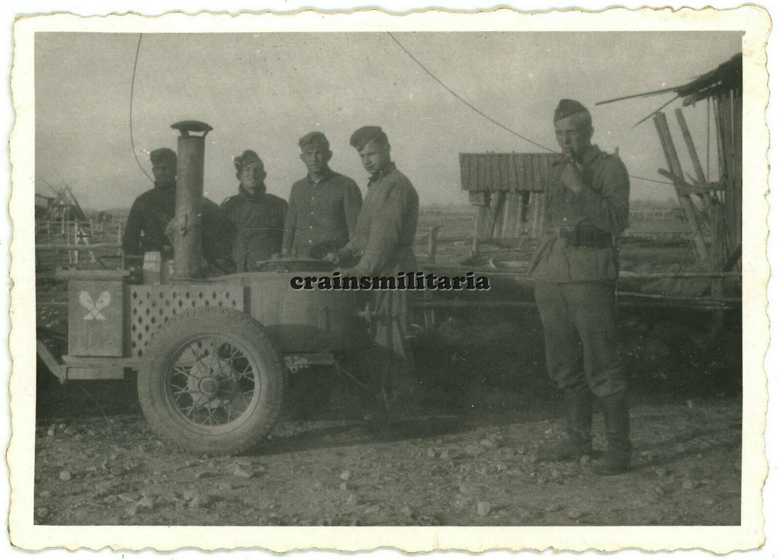 Orig. Foto Soldaten mit Beute Feldküche Gulashkanone m. Wappen in Russland