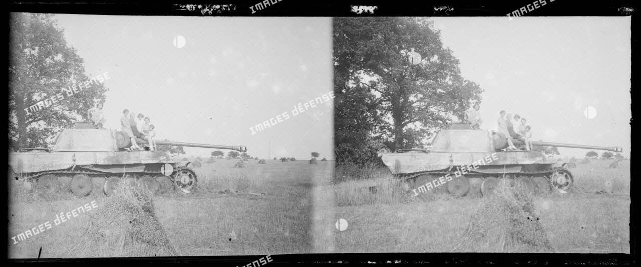 Normandie - Environs de L'Aigle - les enfants Grimault s’amusent sur un char Panther abandonné (3)