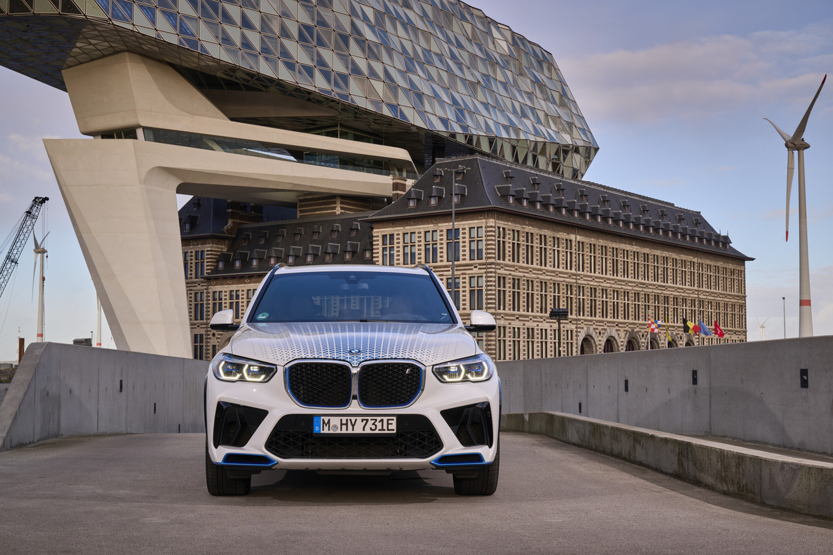 P90494420_highRes_bmw-ix5-hydrogen-on-