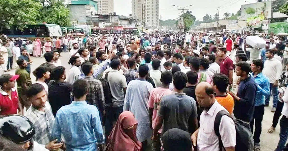 প্রশ্নফাঁসের অভিযোগে যুব উন্নয়ন অধিদপ্তরের নিয়োগ পরীক্ষা স্থগিত, নীলক্ষেত অবরোধ