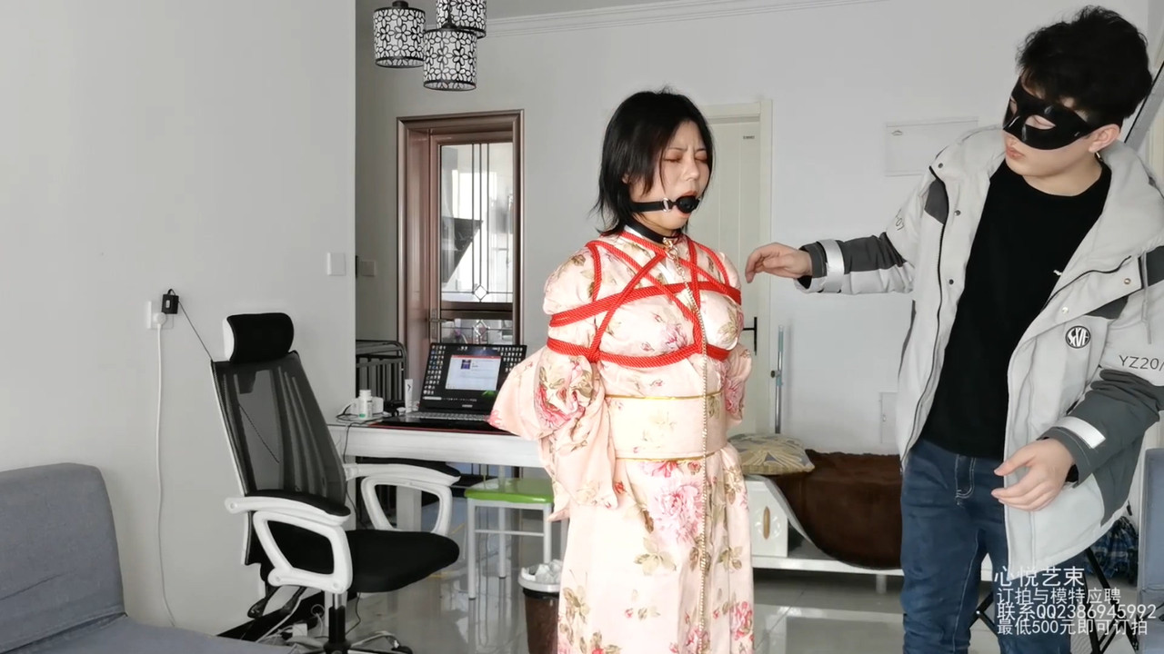 心悦艺束 日式和服 超短脚镣的牵引调教.mp4_20201231_083548.022