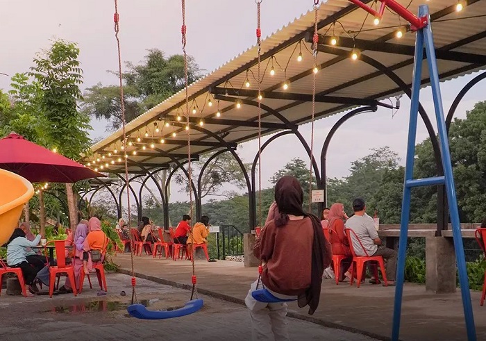 Teras Bodo di Jalan Raya Prigen, Grogol, Gambiran, Prigen, Pasuruan, Jawa Timur.