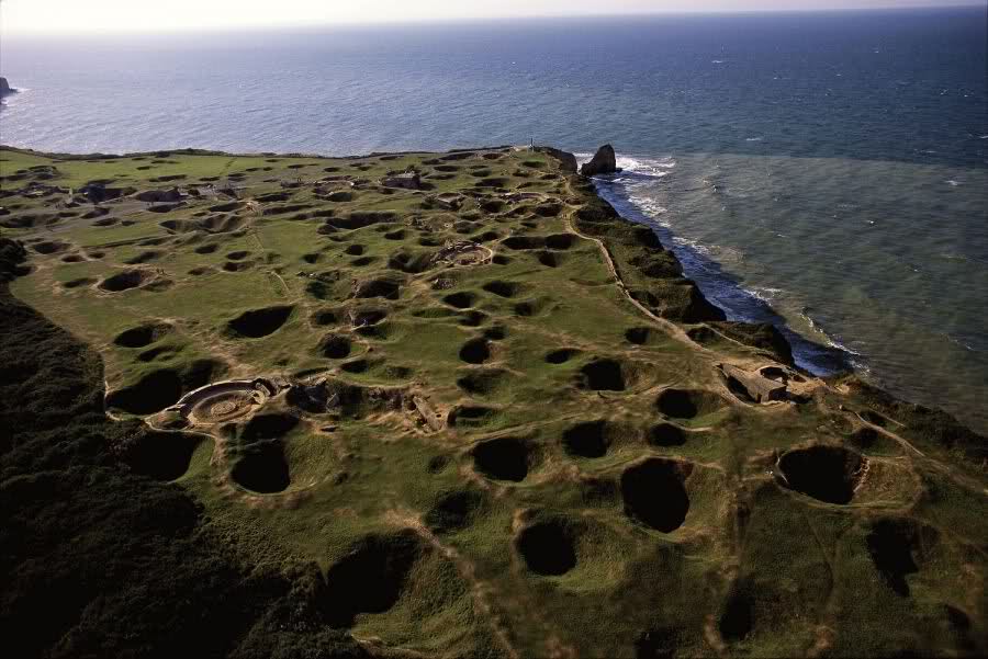 Imagen actual de la Playa Omaha y Pointe Du Hoc. Puede observarse el efecto de la artillería naval Imagen actual de la Playa Omaha y Pointe Du Hoc. Puede observarse el efecto de la artillería naval