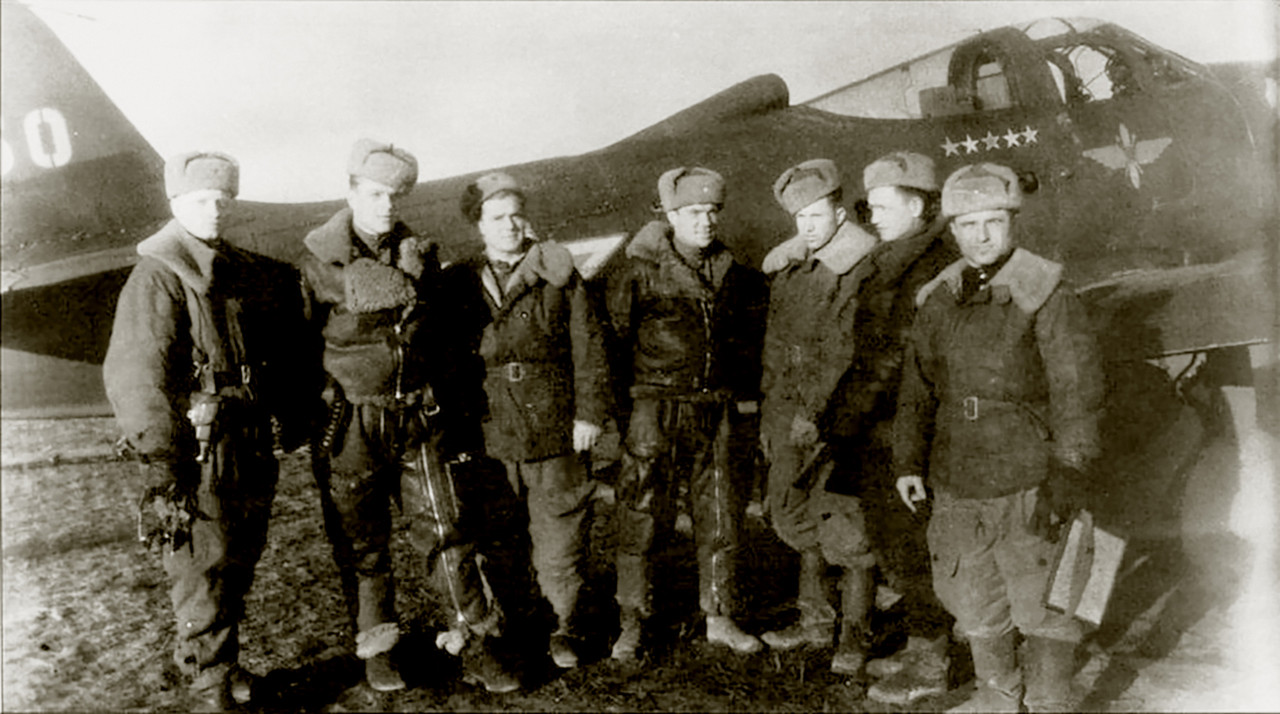 Bell-P-39-Airacobra-352IAP-273IAD-with-pilots-Belorussian-Front-1945-01