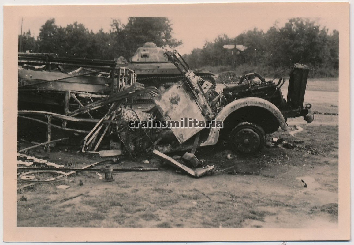 Orig. Foto zerstörte Lkw bei franz. Beute Panzer