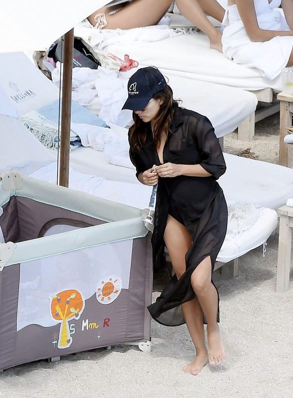 Eva-Longoria-upskirtSTARS.com (44)