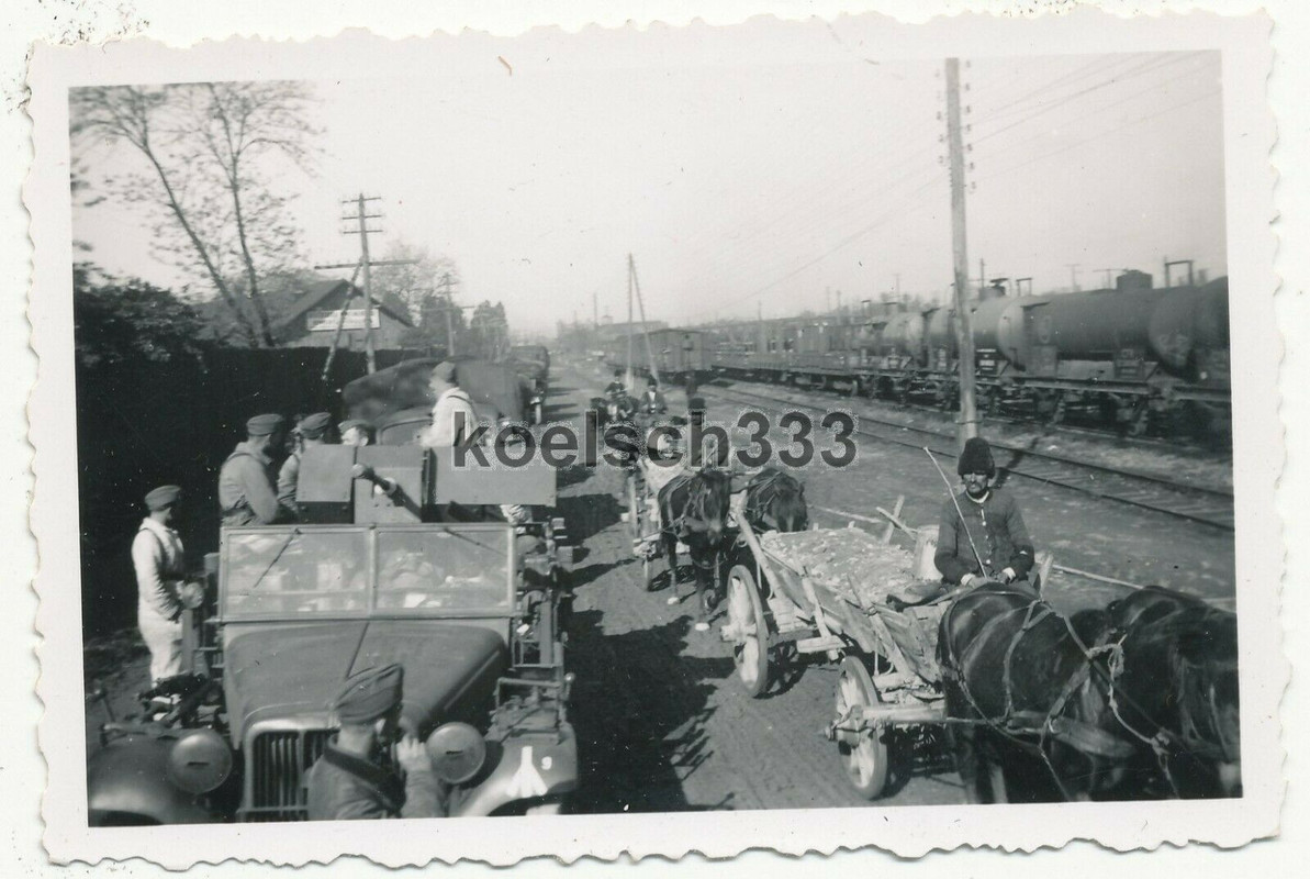 Foto Bahnhof Ploiesti Rumänien Flak Panzer Halbkette Bauern Feldwagen Balkan