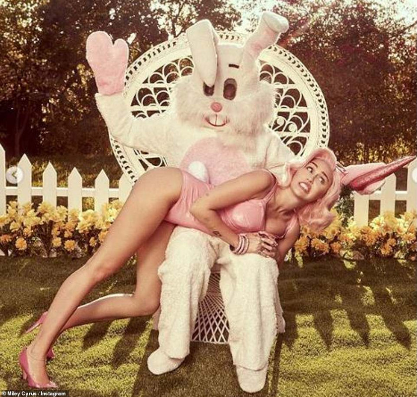 27104312-8212415-Bad-bunny-Miley-Cyrus-27-posted-a-throwback-to-her-2018-Vogue-sh-a-53-1586763497169
