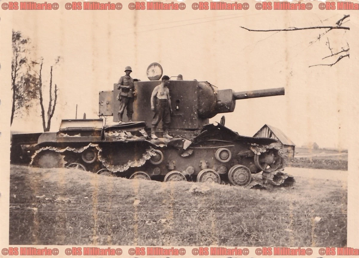 russischer Panzer Typ KV 2 KW 2 abgeschossen in Ostrow О стров 1941