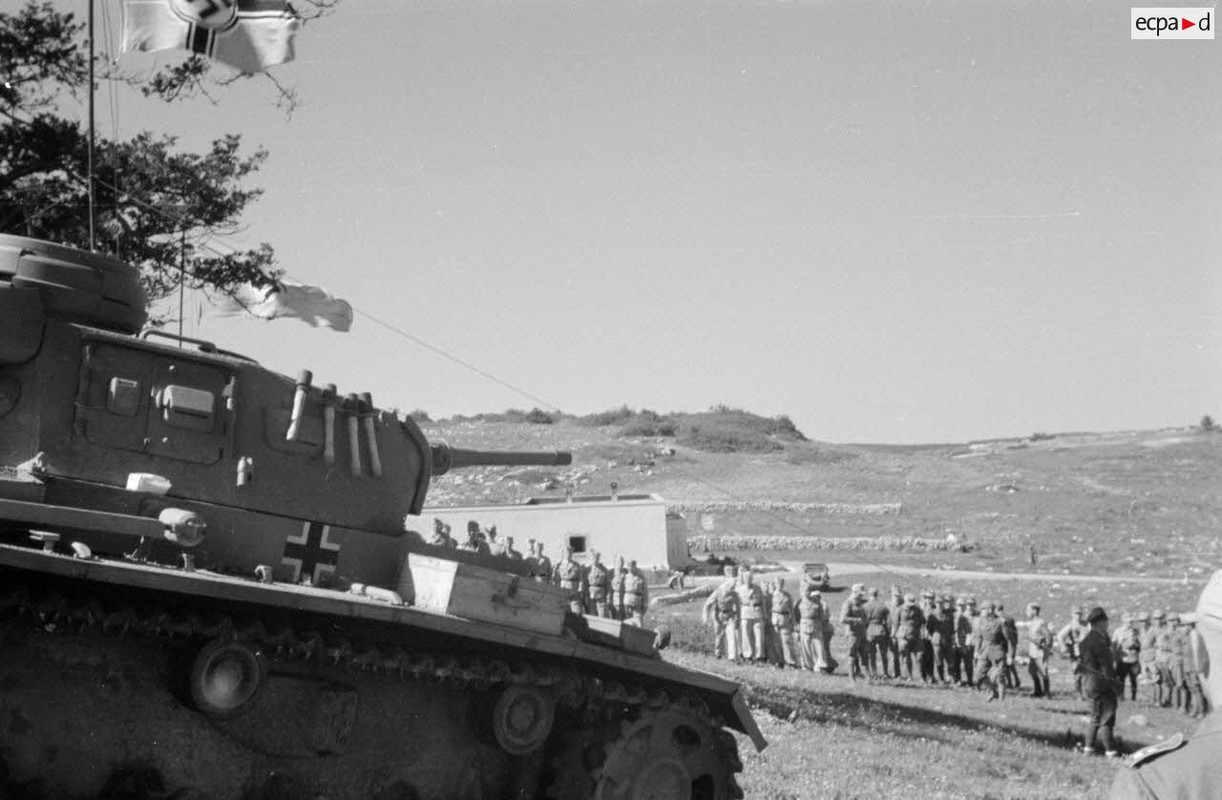 Les chars Panzer III démarrent puis quittent le lieu de la cérémonie militaire (9)