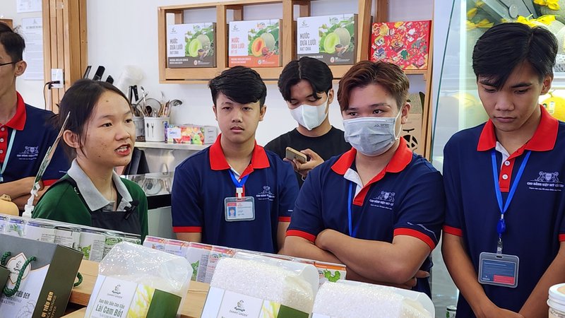 sinh-vien-nganh-marketing-thuong-mai-hoc-tap-tai-doanh-nghiep sinh-vien-nganh-marketing-thuong-mai-hoc-tap-tai-doanh-nghiep