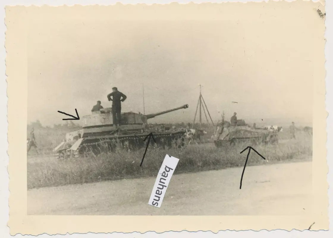 Foto Wehrmacht Panzerkampfwagen IV , Tank, Panzer Tiger und Sd.Kfz 2.WK (8021a)