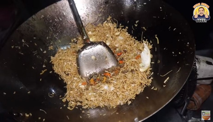 Proses memasak di Bakmi Ken Arok Jogja.