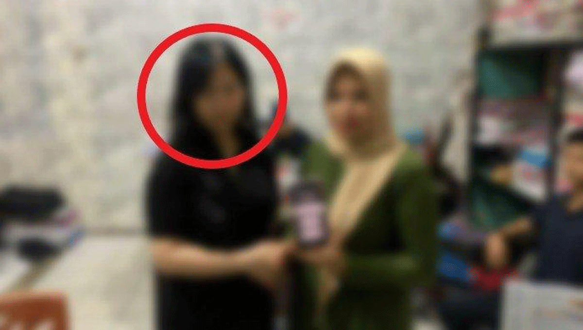 Wanita Ambil Ponsel Parkiran