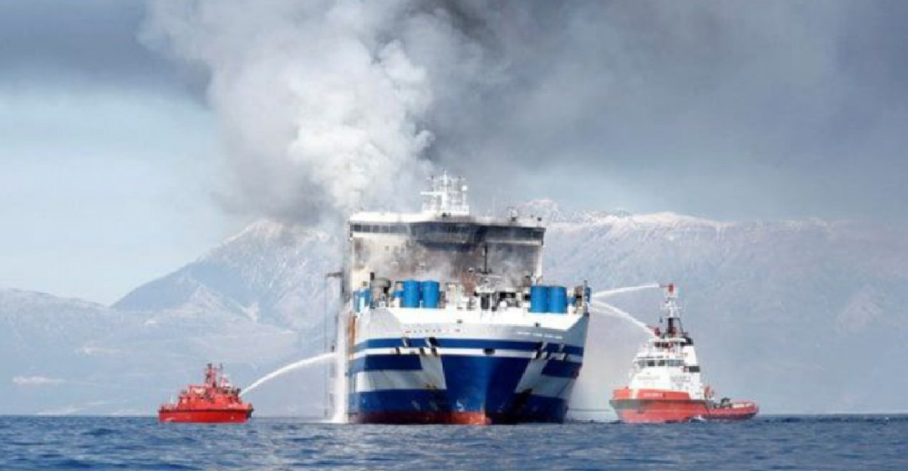 Ferry se incendia y más 300 pasajeros entran en pánico 