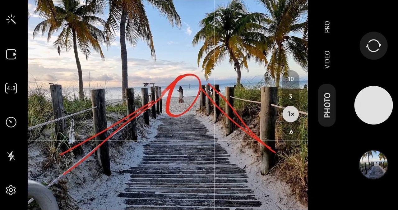 Câmera de celular com guias de composição sobre uma foto de um caminho de madeira para a praia