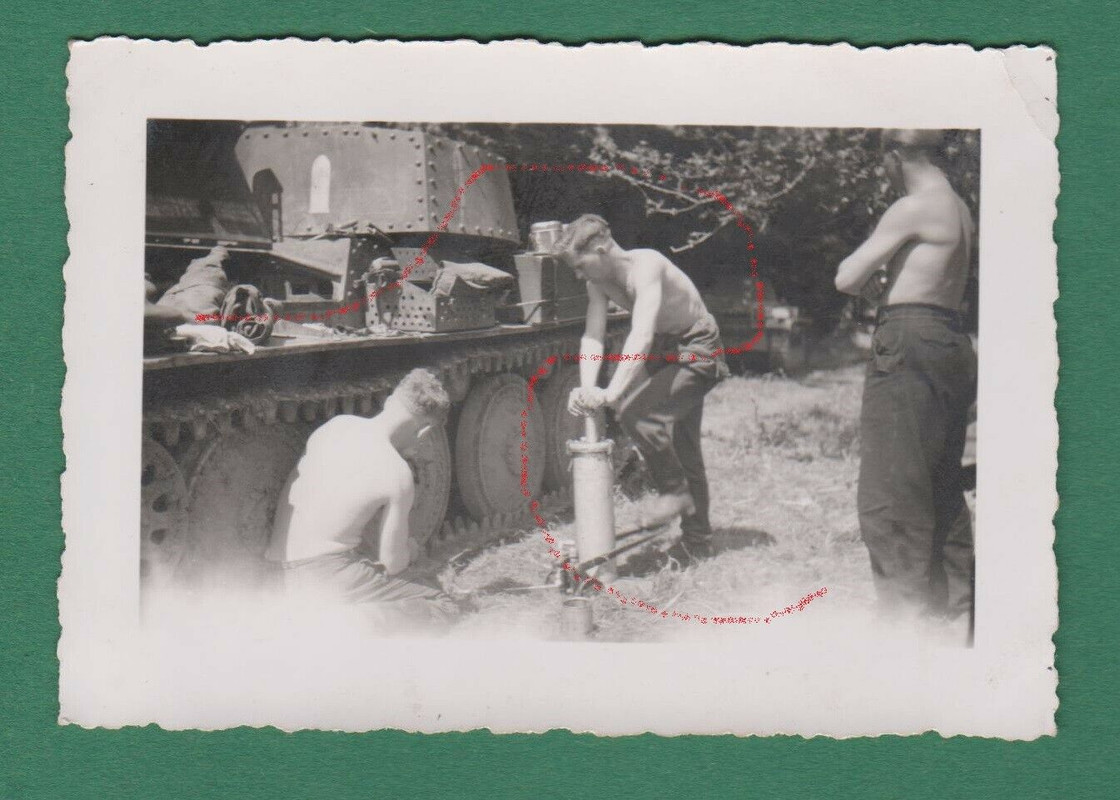 Foto WH Panzer Pz 38 t Wartung Reparatur Panzermänner Polen Westfeldzug Kennung