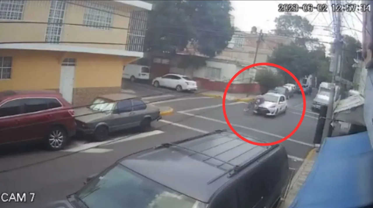 CDMX: Hay video de taxi que choca con ciclista en la Azcapotzalco