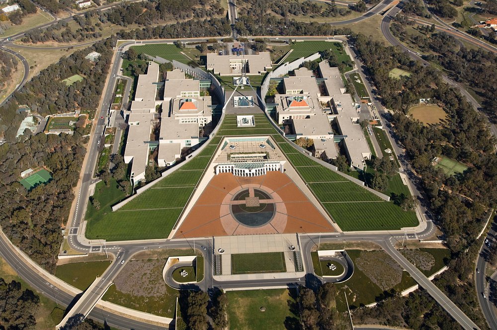 aerial-view-of-australian Дом Правительства Австралии архитектурный символ Канберры