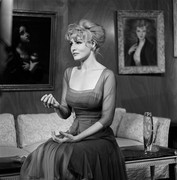 Julie-Newmar-mb95