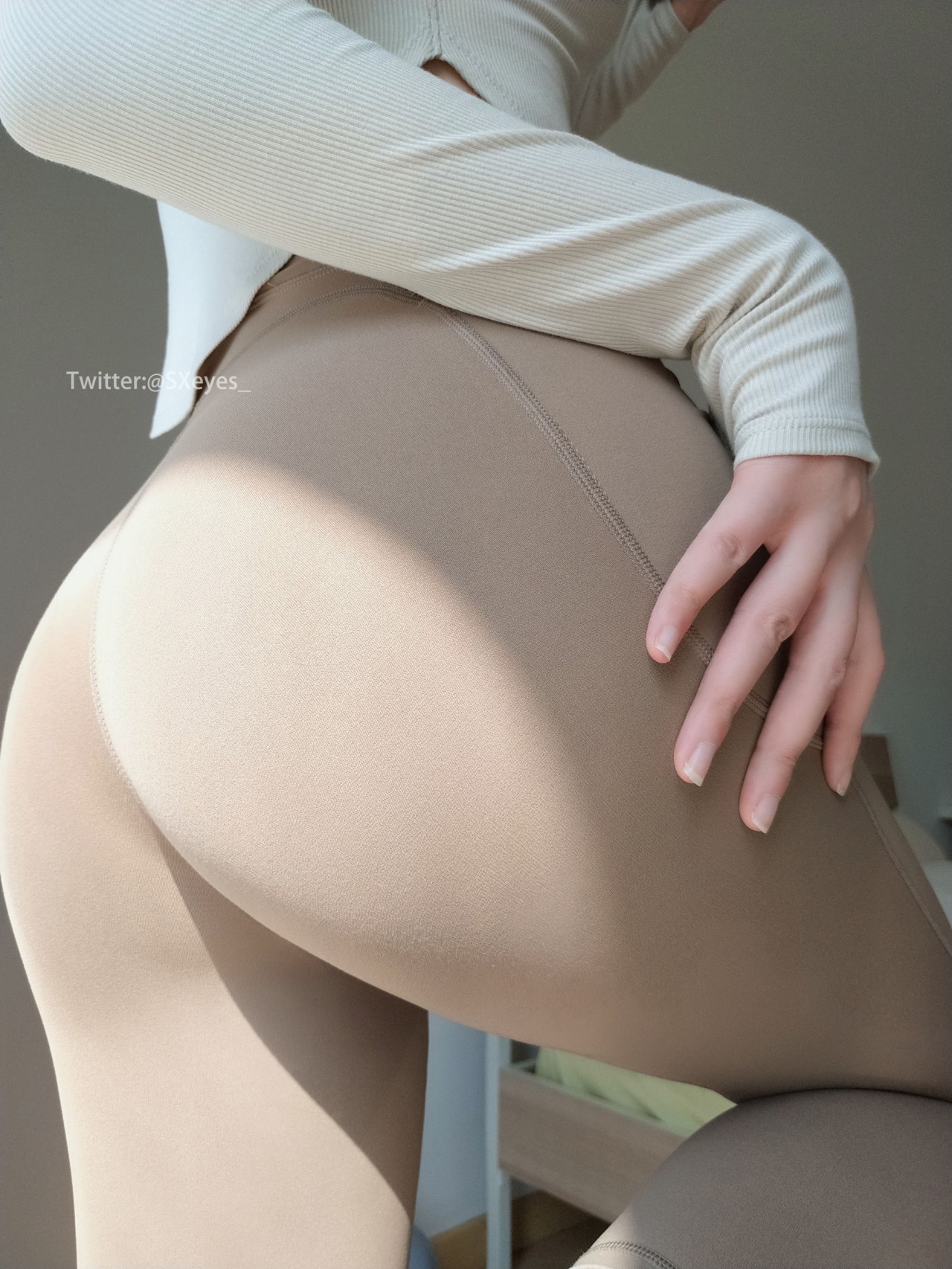 眼 酱 大 魔王 w nude 瑜伽服写真美图，卧室佳人自然性感之美插图1