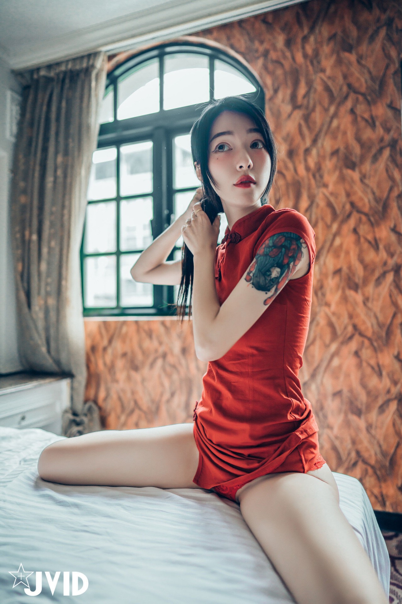 jvid 露出 色色旗袍写真，复古窗边的红衣纹身女孩插图2