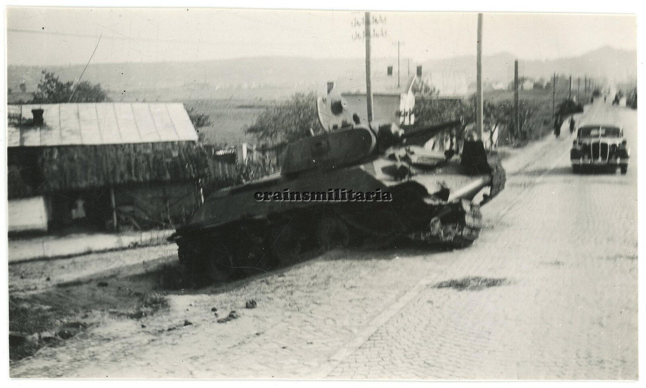 Orig. Foto zerstörte russ. Beute Panzer Tank T-34 bei Luck Dubno Ukraine 1941