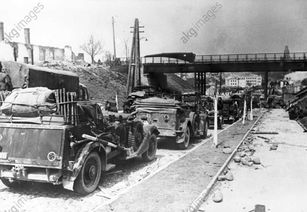 Einmarsch deutscher Truppen in Grodno (heute Hrodna in Weißrußland), aufgenommen im Juli 1941.