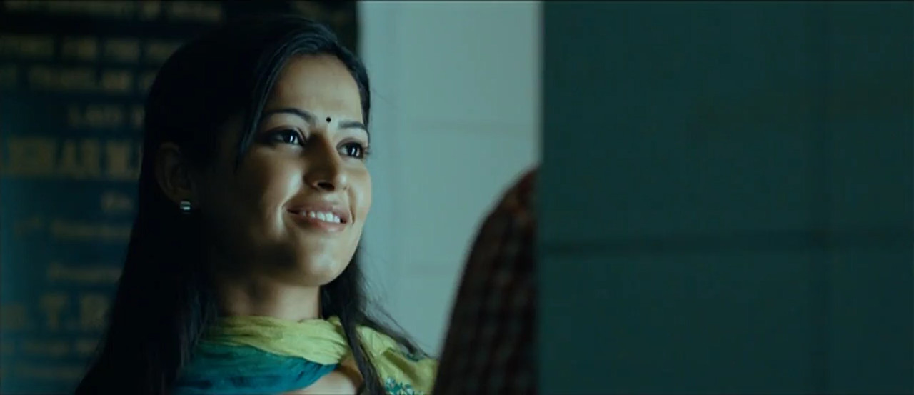 Thamizh Padam 2010 BluRay [Tamil] 480p, 720p ESub Screenshot