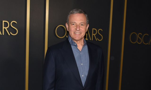 El-director-executiu-de-Disney-Robert-Iger-posa-per-a-una-foto-durant-un-acte-de-l-entrega-dels-Os