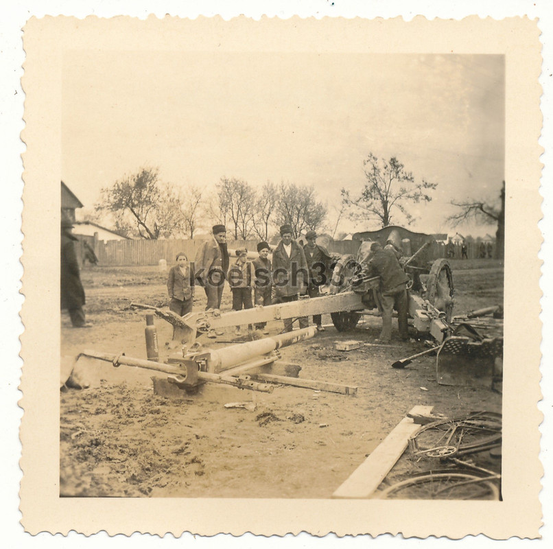 Foto Bauern und Kinder am Artillerie Geschütz AR 80 Jugoslawien 8. Panzer Div. !