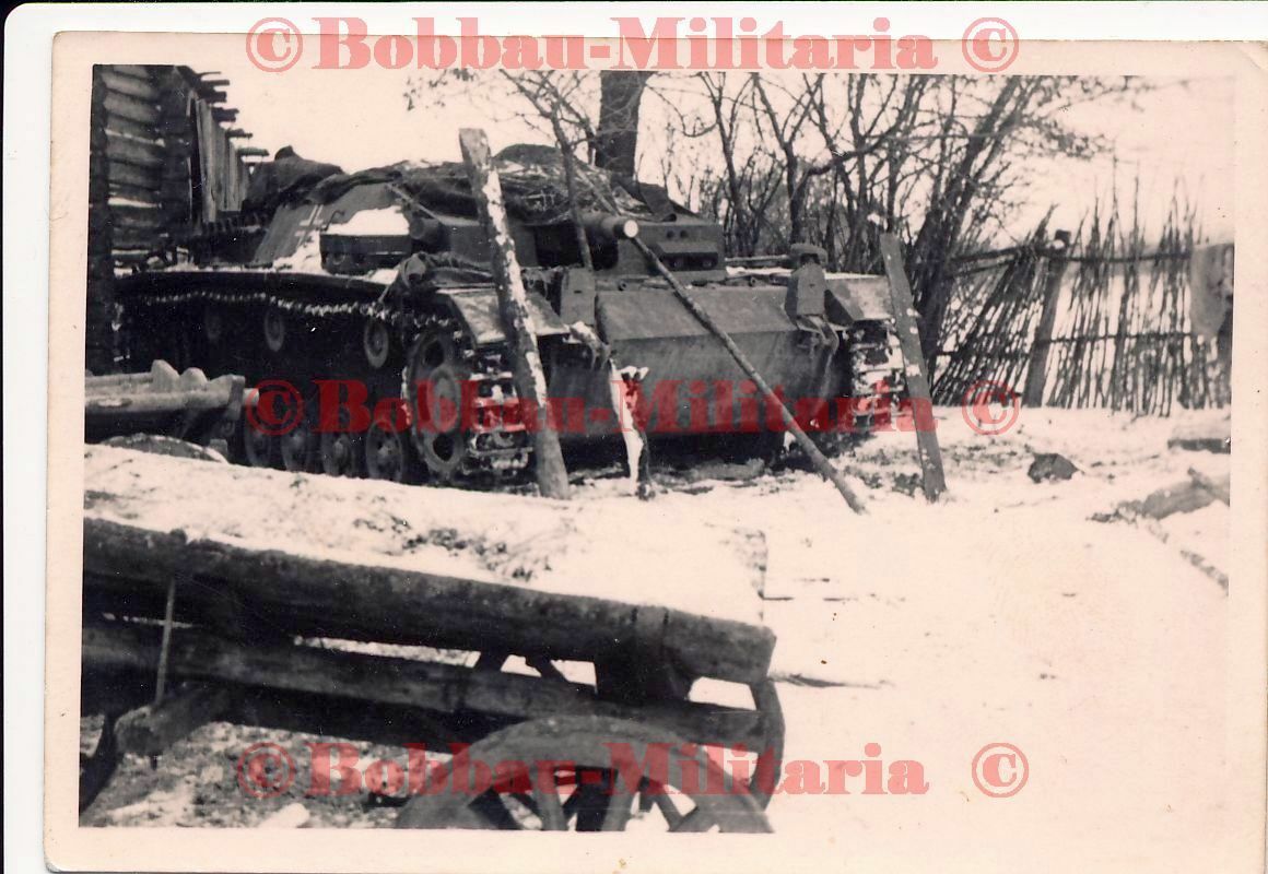 Russland Sturmgeschütz STUG III Stummel Winter Stellung Holzhütt