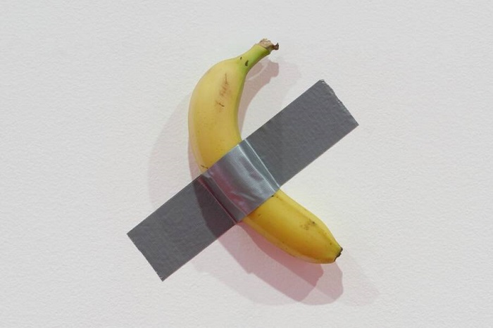 Seorang pengunjung Museum Seni Leeum di Korea Selatan memakan memakan karya seni berupa pisang berjudul