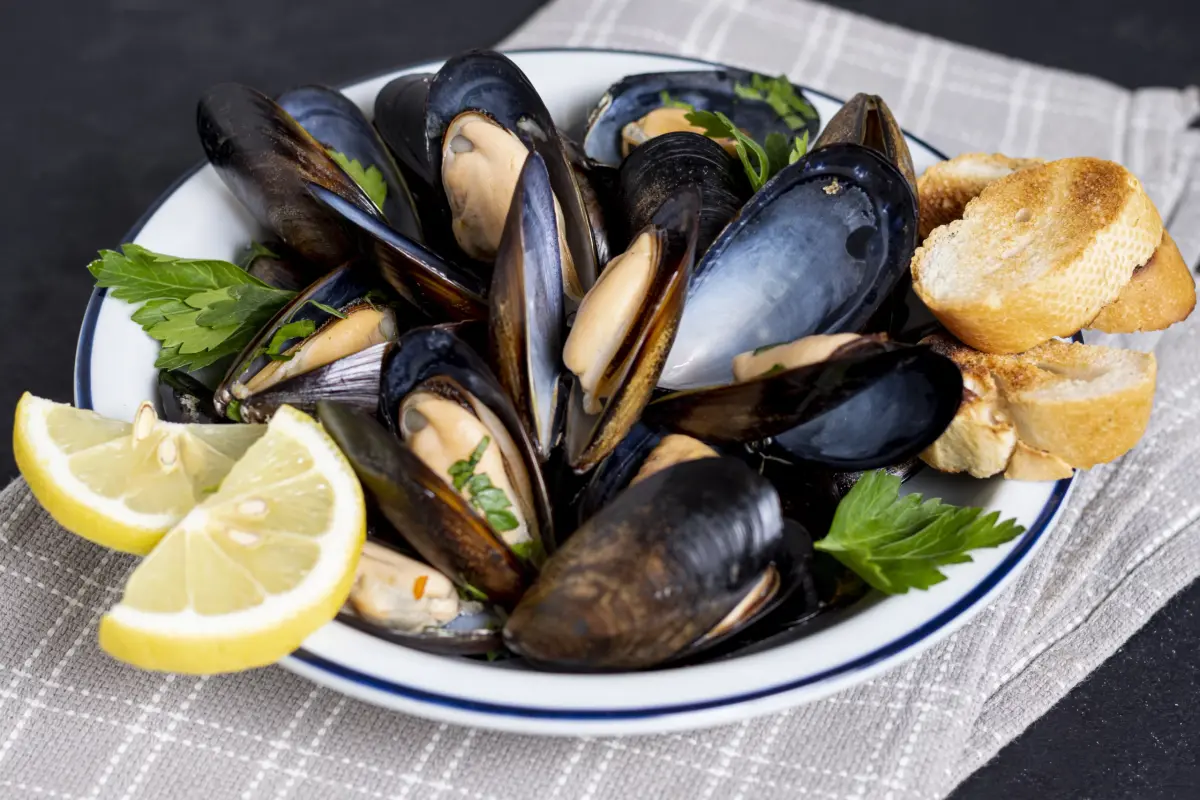 [Obrazek: Mejillones-al-vapor-scaled.webp]