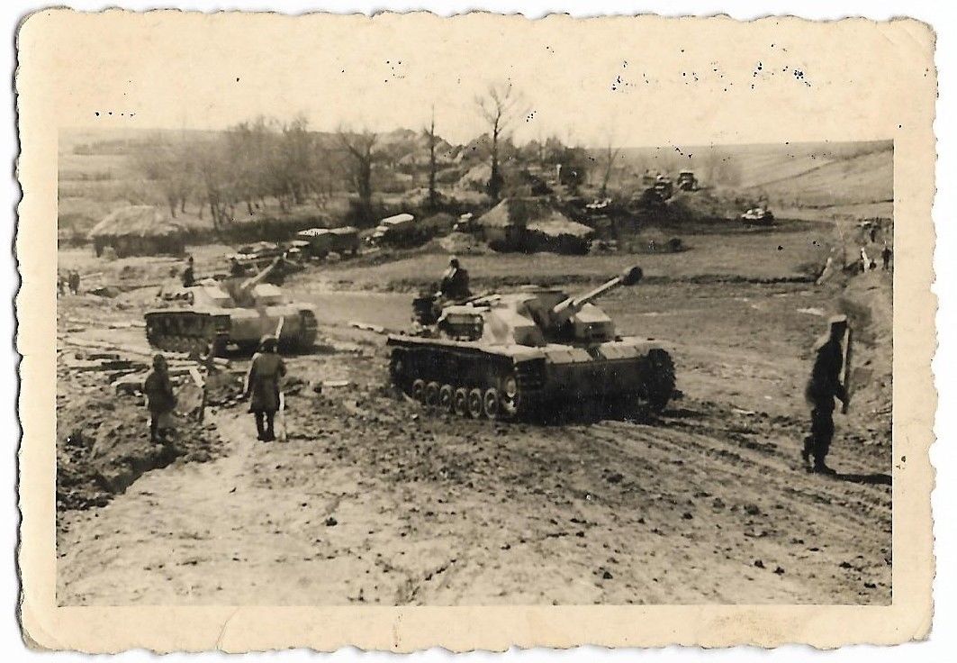 Orig. Foto 3. Panzer Division TK im Osten StuG Sturmgeschütz Ruß