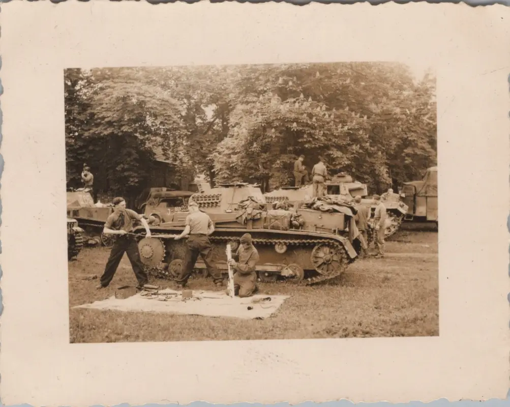 Foto a Nachl. Uffz H Gollner Panzer-Regt. 4, Panzer am Bug D-82