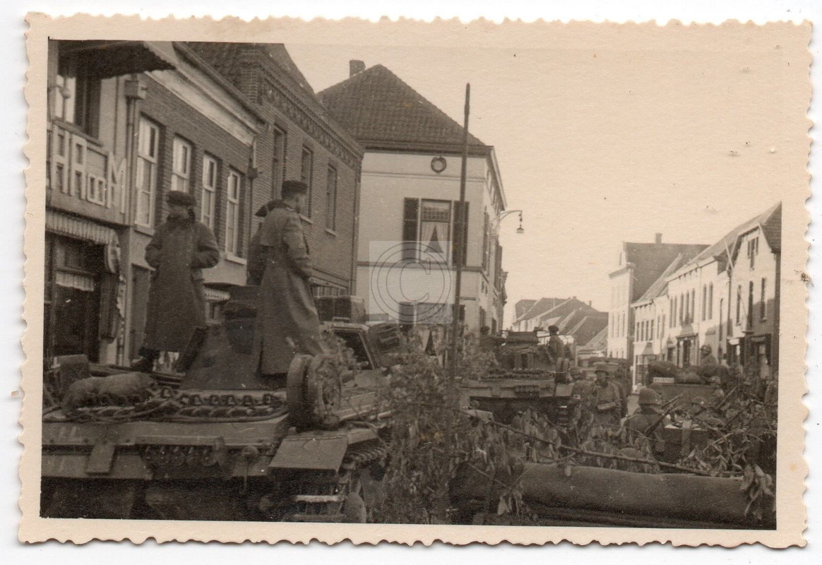 Vormarsch Panzer Tank Soldaten Schutzmützen