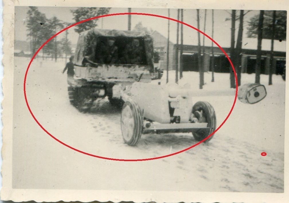 2 WK Foto PAK Geschütz von Hinten mit PzSpähwagen