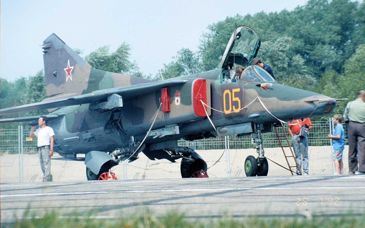 19 GvAPIB Mig-27D Yellow 05_61912561307 (5)