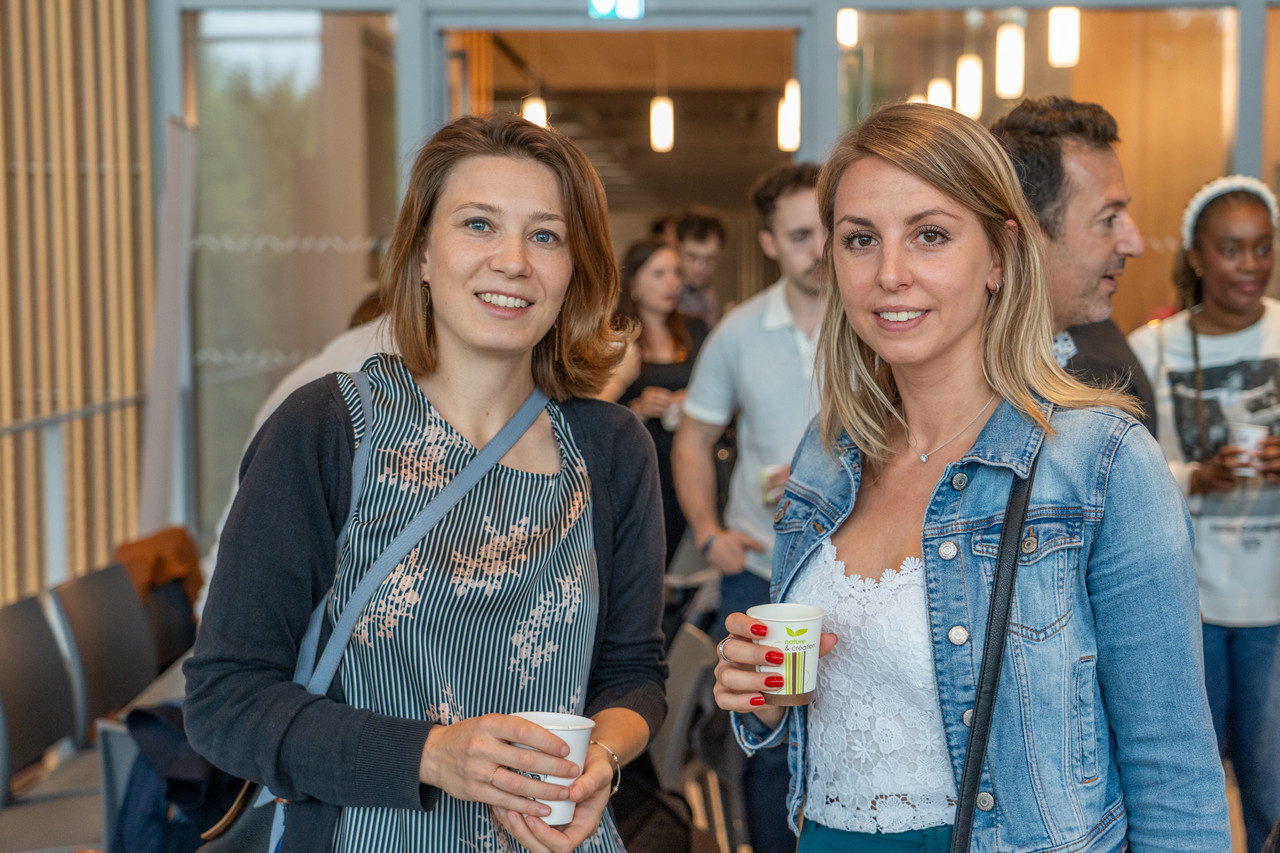 Deux participantes à l'accueil café